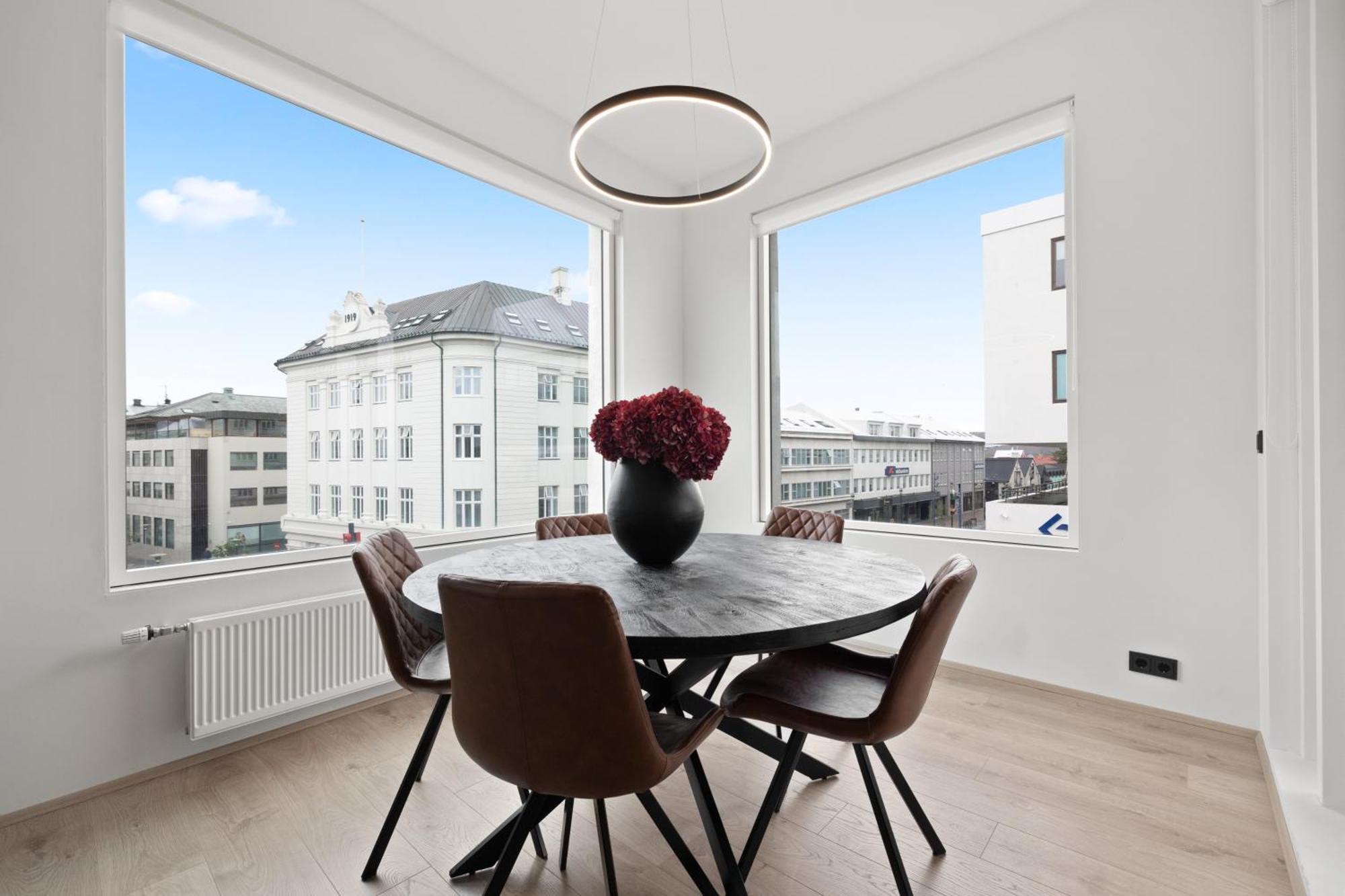 Vibrant Hafnatorg I Spacious Property With Expansive Garage Ρέυκιαβικ Εξωτερικό φωτογραφία